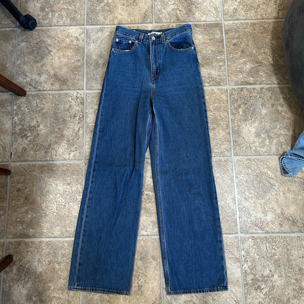 Levi’s High Loose Jeans, size 25 high waist. Like new, no damage.